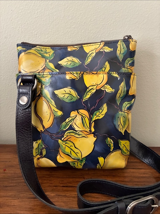 Patricia Nash Handbags - Patricia Nash Lemon Print Navy Crossbody Bag with Black Strap EUC Like New